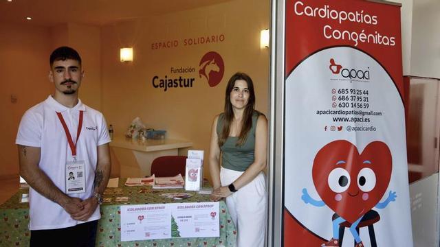 Miguel Fernández y Ana Fernández, ayer, en el puesto de APACI. | JUAN PLAZA