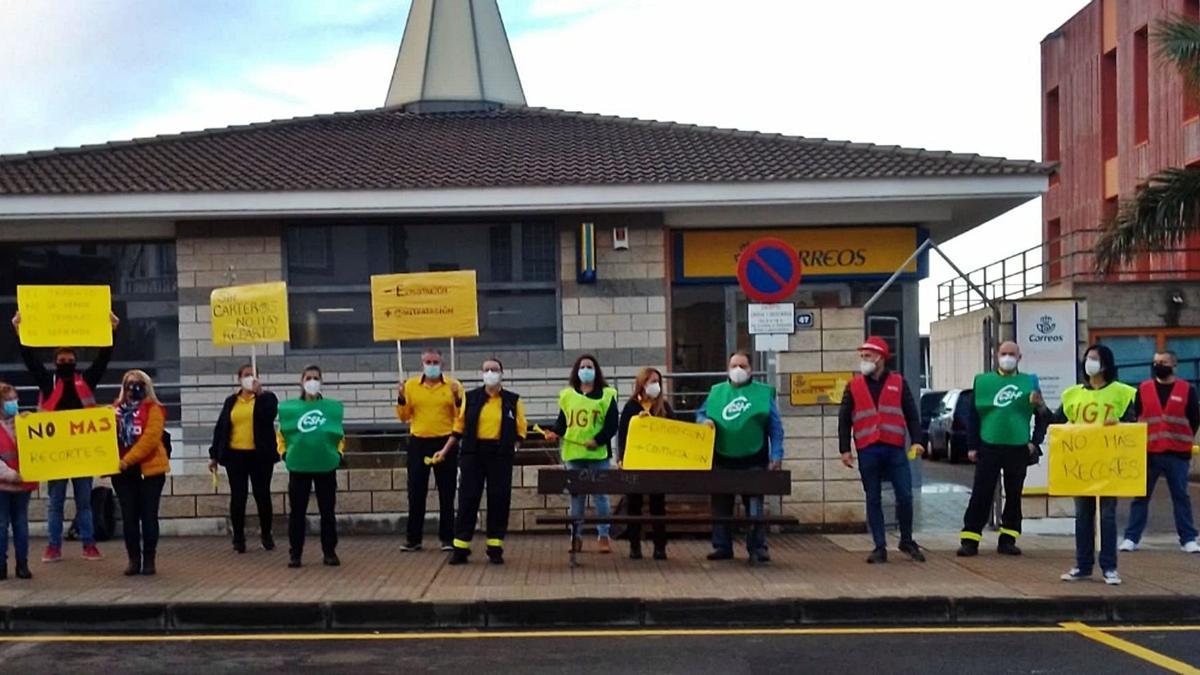 Trabajadores de Correos ante la sede de la empresa en Guía de Isora. | | E.D.