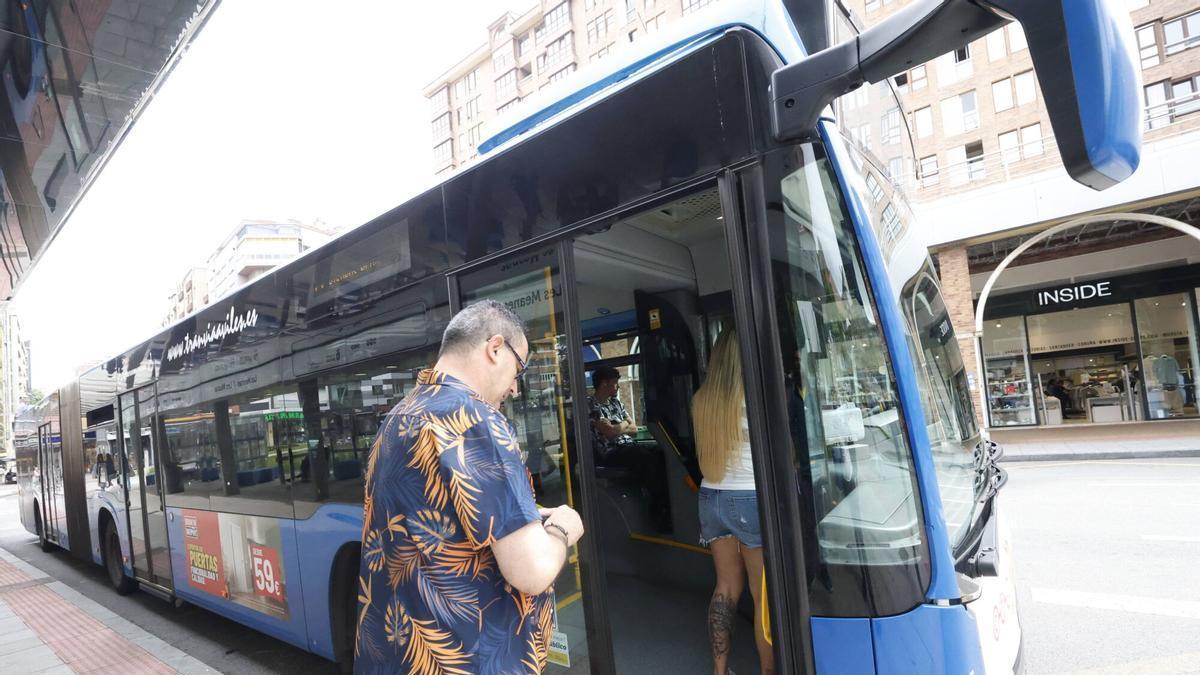 Usuarios del autobús en la parada de la calle Jardines de Las Meanas.