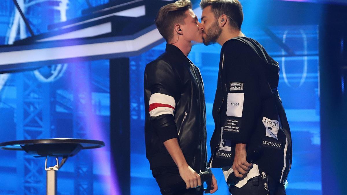 Raoul y Agoney se dan un beso al terminar la canción