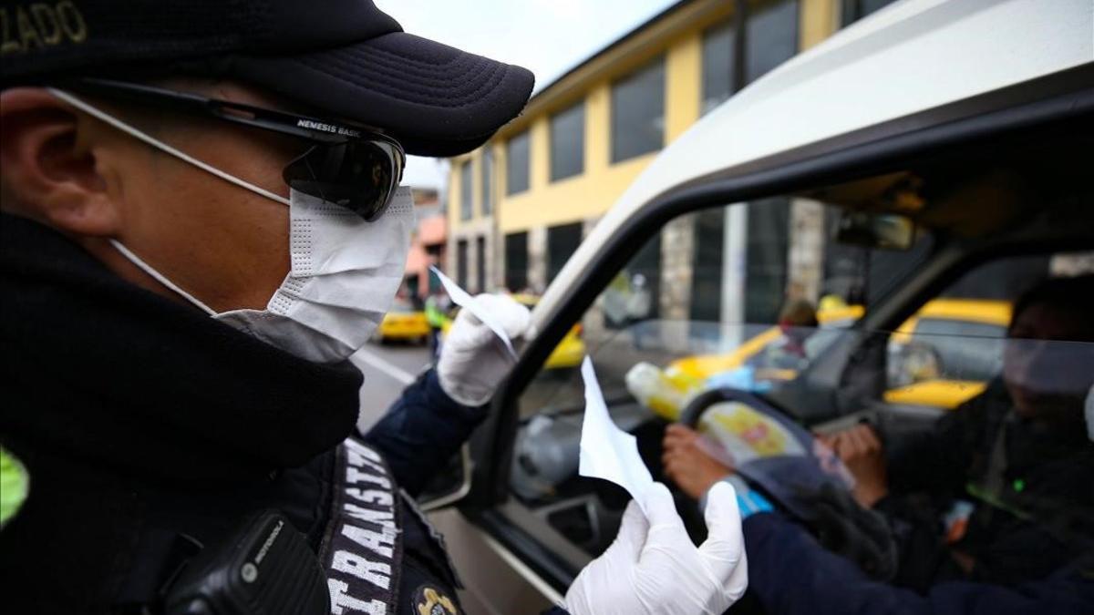 Policias realizan controles en las calles por el Covid-19  este martes  en Quito .