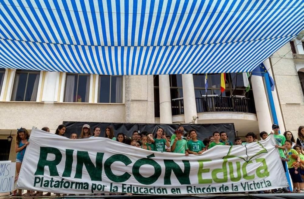 Más de un millar de rinconeros se manifiesta en la localidad axárquica para exigir una vez más la construcción de un nuevo centro de Educación Secundaria que mitigue la masificación actual