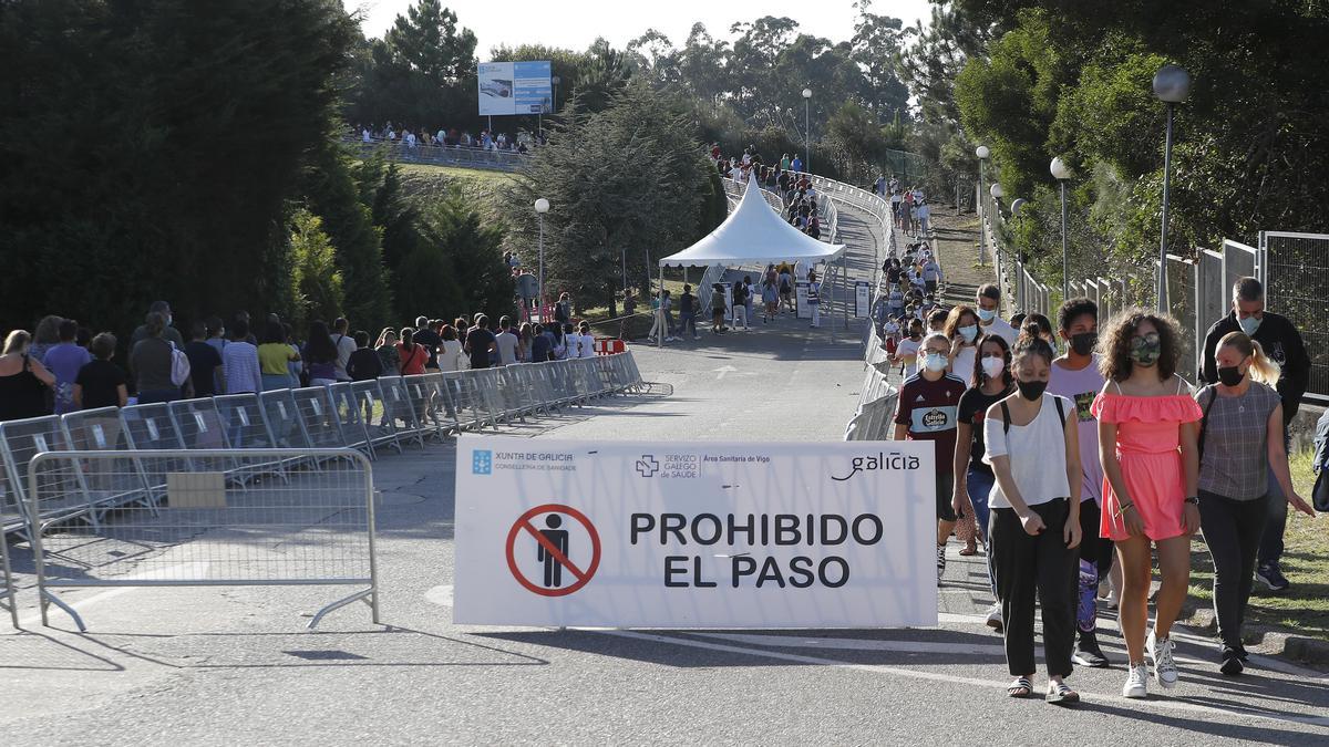 Largas colas en el IFEVI en una nueva jornada de vacunación centrada en las segundas dosis