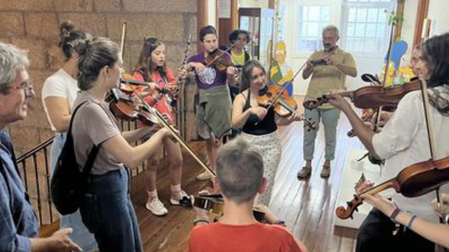 Una treintena de aprendices de violín folk visitan Vigo en un intercambio musical y cultural