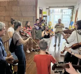 Una treintena de aprendices de violín folk visitan Vigo en un intercambio musical y cultural