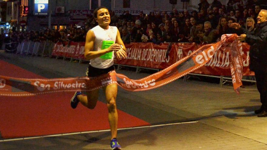 El marroquí Abdelali Razyn cruza la línea de meta en 2016.
