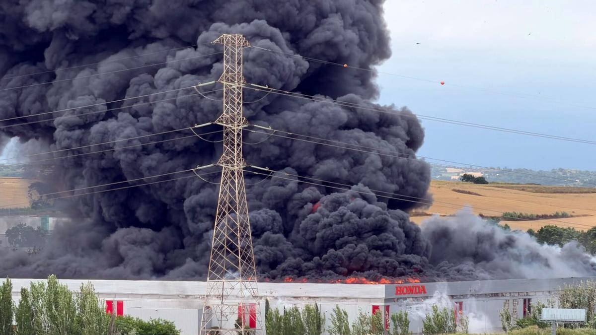 Declarado un incendio en la planta de Montesa Honda en Santa Perpètua de Mogoda