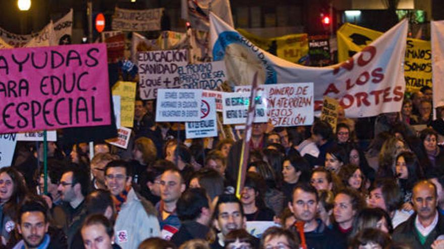 Manifestantes en Alicante contra los recortes en los servicios públicos