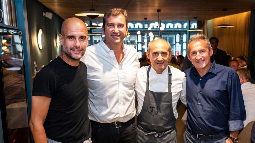 Pep Guardiola al costat de Paco Pérez i altres dirigents al restaurant Tast Català