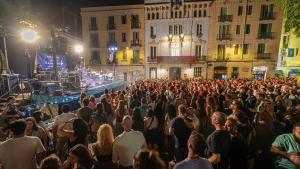 Gran juerga y bullicio en las fiestas de Gràcia este sábado antes de su primera noche tranquila