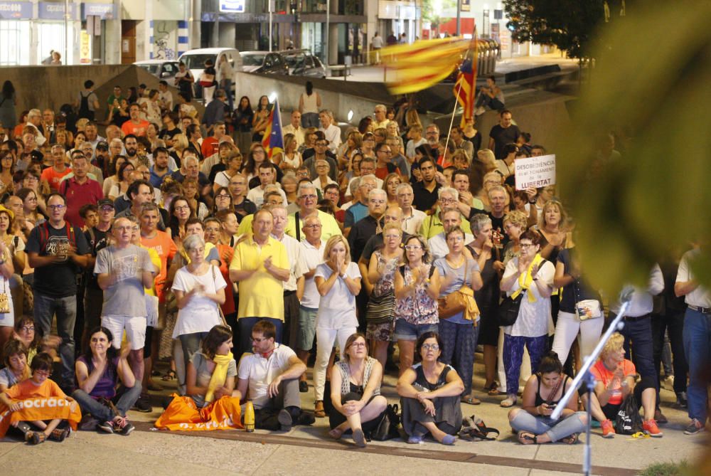 Concentració a la plaça de l''U d''octubre de Girona per l''aniversari del 20-S