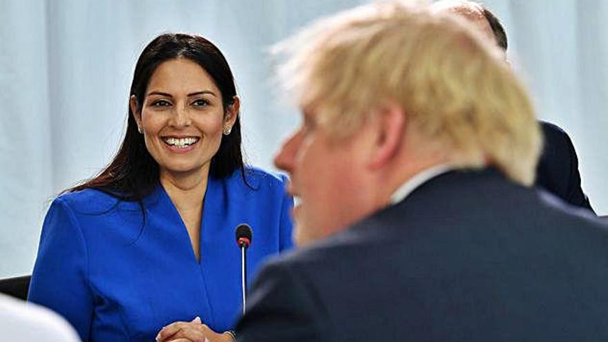 La ministra d&#039;Interior britànica, Priti Patel, en una foto d&#039;arxiu amb Boris Johnson.