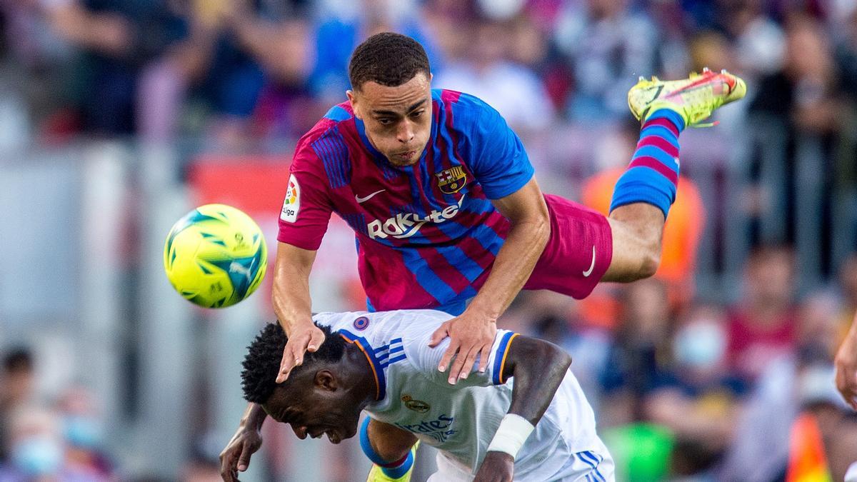 Dest salta sobre Vinicius en la segunda parte del Barça-Madrid del Camp Nou.
