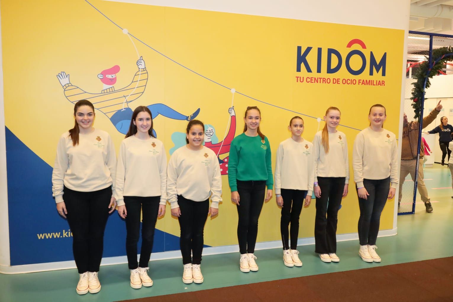 Tradicional merienda de la reina infantil de la Magdalena con su corte