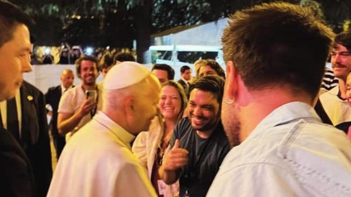 Antonio José recibe la bendición del Papa.