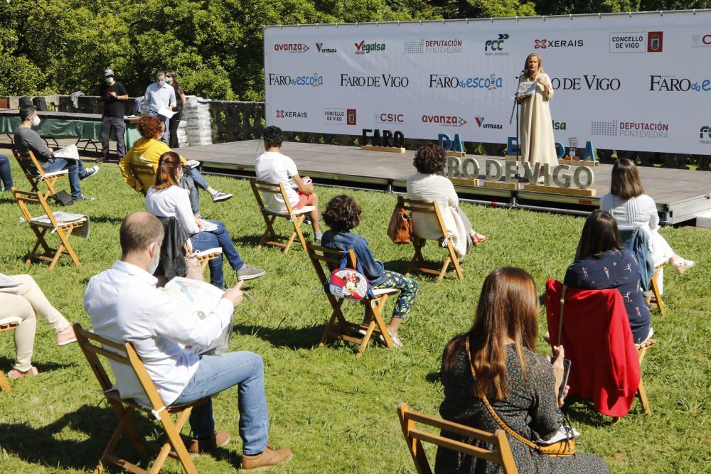 Profesores y alumnos participantes en la quinta edición de FARO da Escpña reciben el reconocimiento en Castrelos por su gran trabajo durante un curso marcado por el coronavirus.