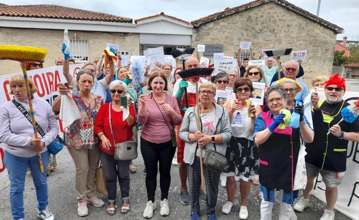 Protestantes durante la última concentración previa a la entrega de las firmas en Vilagarcía.