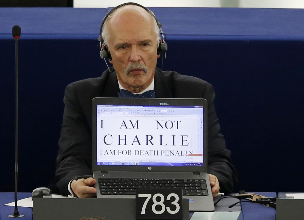 El eurodiparlamentario polaco Janusz Korwin-Mikke, en el 2015, pidiendo la pena de muerte en Europa.