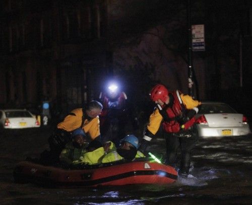 Los bomberos rescatan un barco de trabajadores.