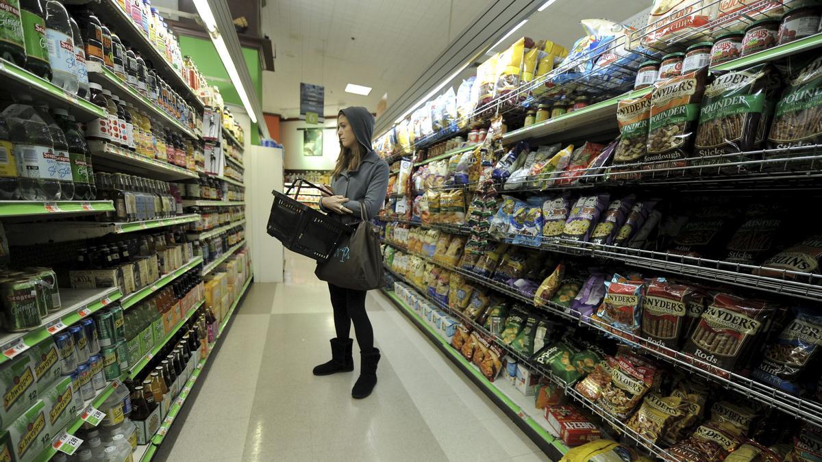 Una joven compra en un supermercado de Nueva York.