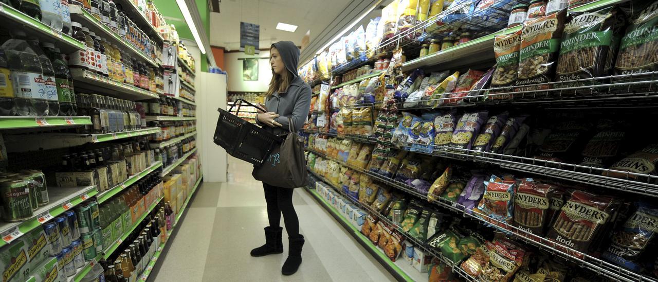 Una joven compra en un supermercado.