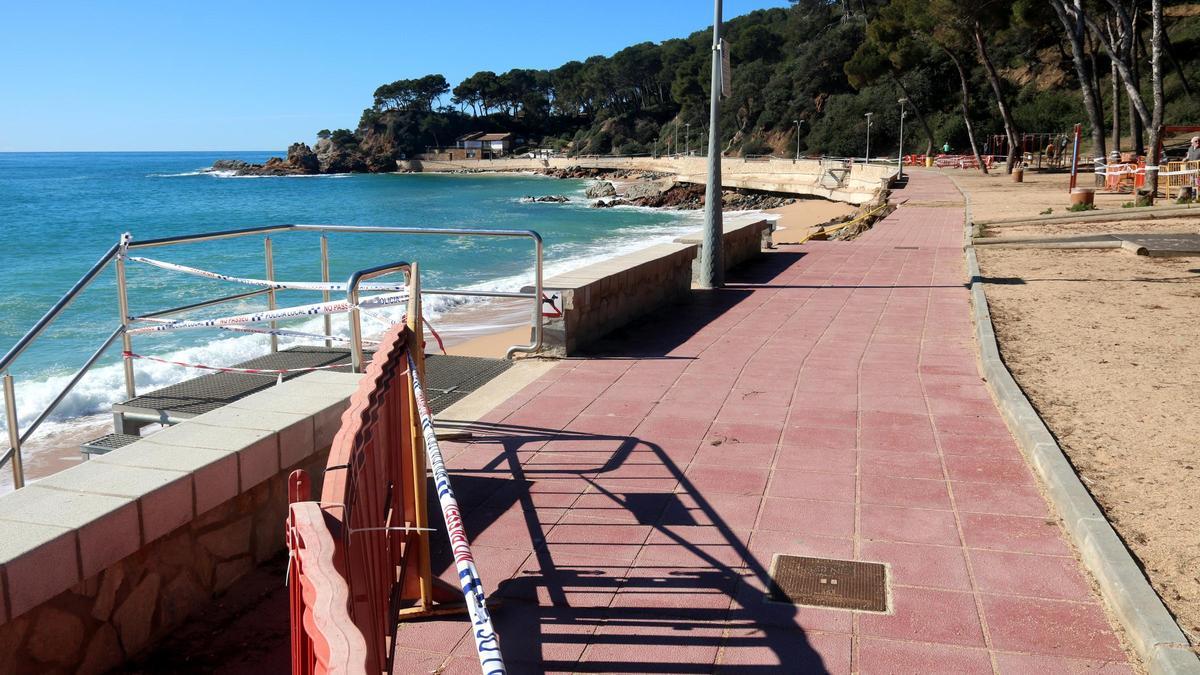 L'esvoranc que ha provocat la garbinada s'ha emportat uns 90 metres del passeig de Fenals.