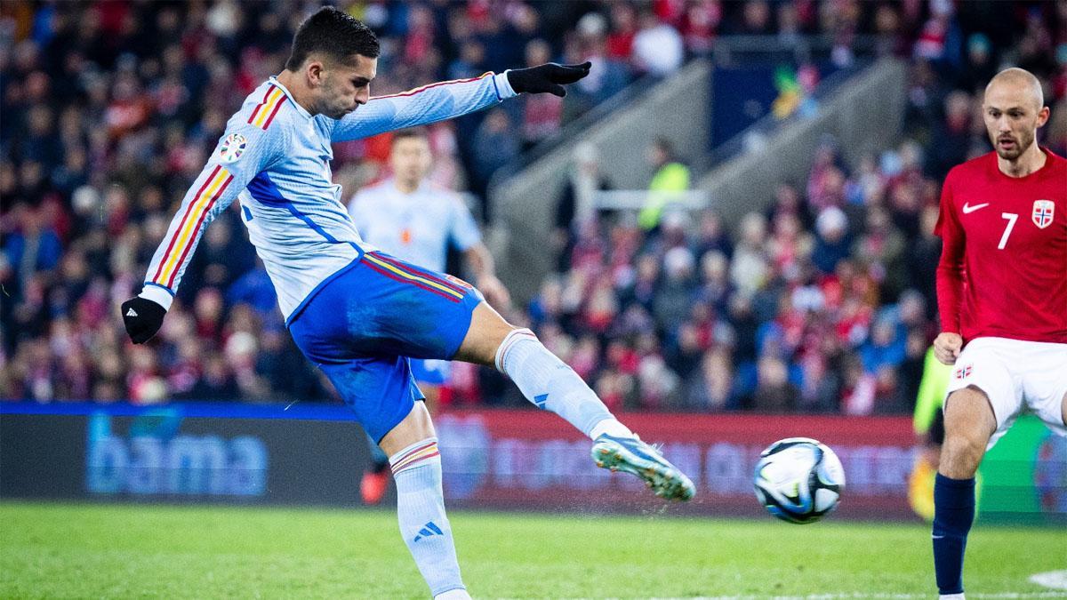 Ferran Torres dispara en la jugada que acabó con el gol de Gavi