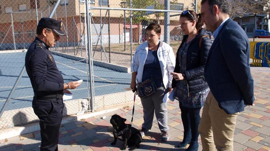 El alcalde comprobando el funcionamiento del lector