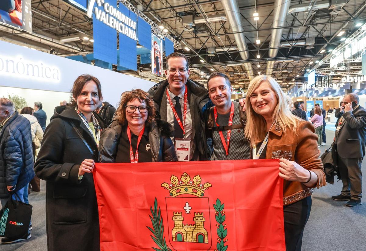 El alcalde y la edil de Turismo junto a trabajadores de Turismo y representantes de Elda.