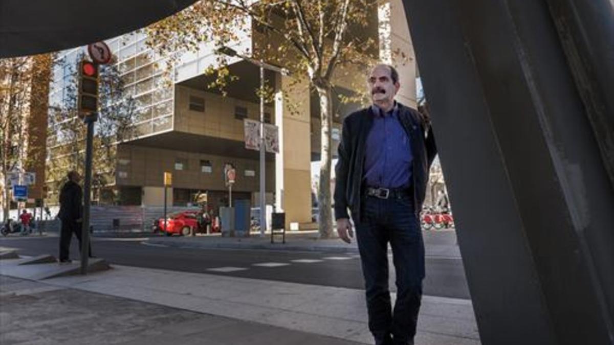 No al albergue 8Giró, ante el edificio cuyas obras pararon los vecinos.