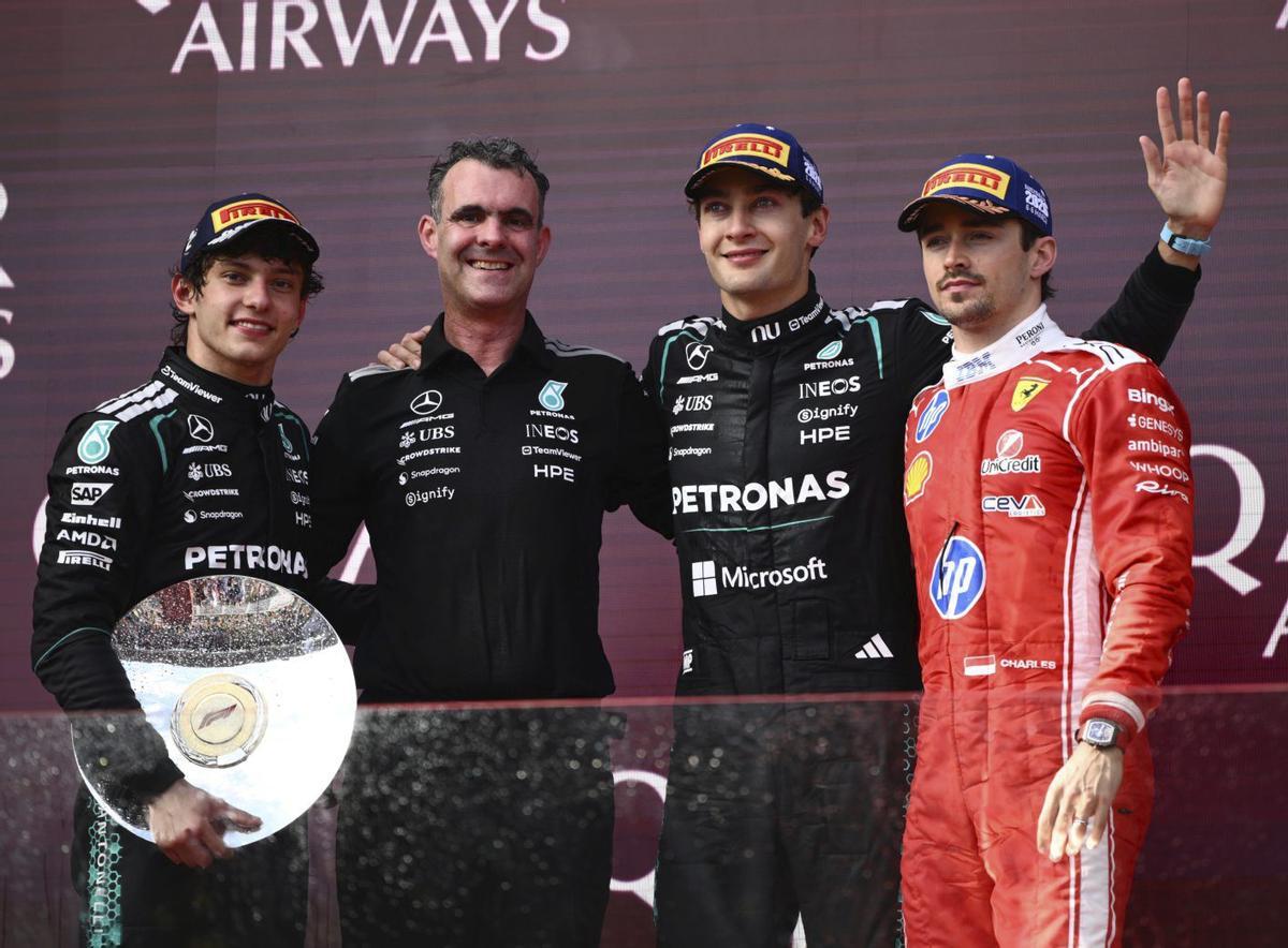 Russell i Mercedes arrasen  i Alonso no acaba la prova