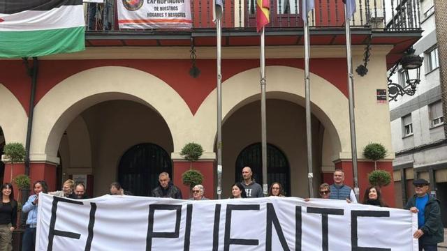 Los vecinos de El Puente acompañan a los encerrados