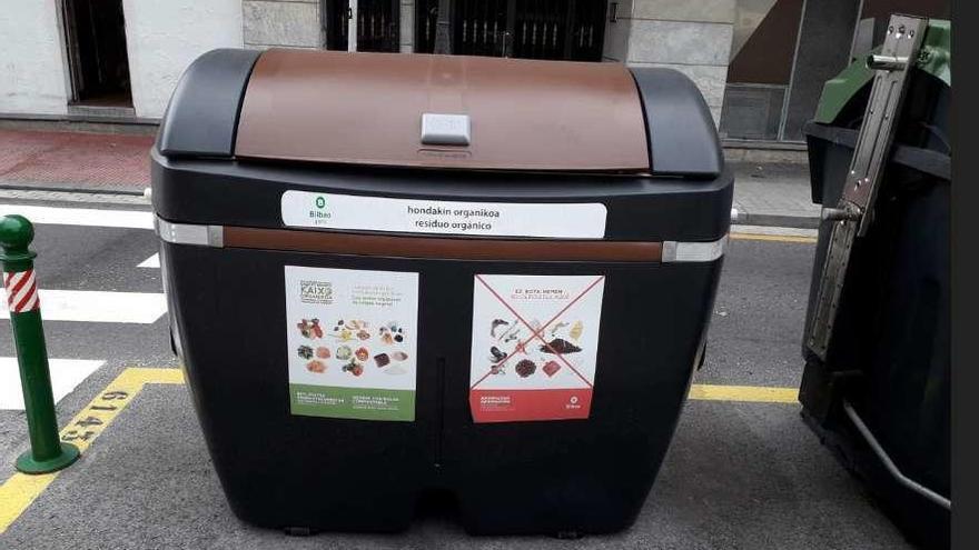 Contenedor de orgánico que se abre con una tarjeta en la ciudad de Bilbao. //Cedida Mancomunidad