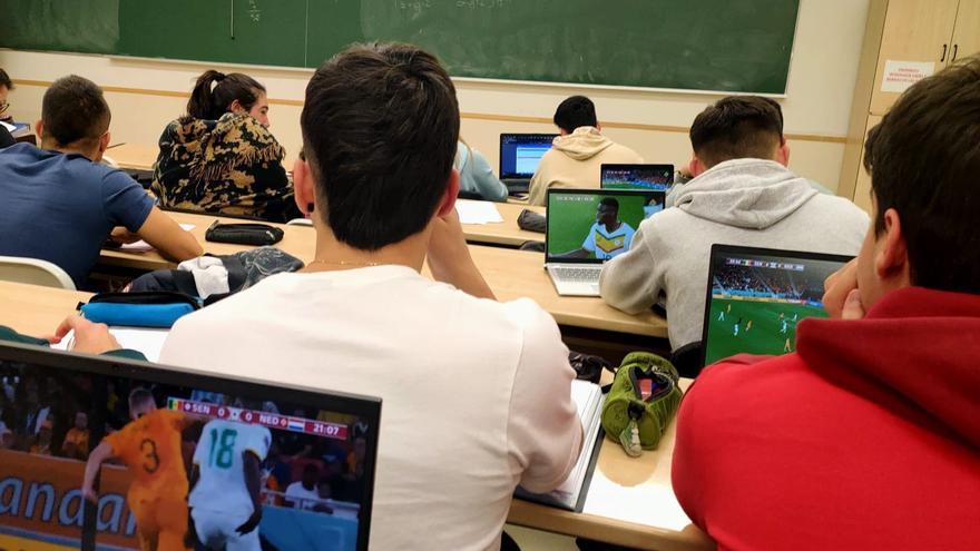 Cientos de alumnos ven el Mundial a escondidas en clase y así reaccionan los docentes