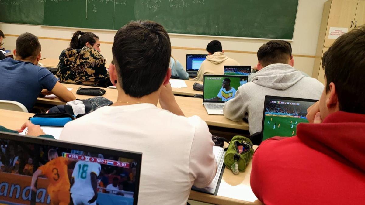 Alumnos ven el Mundial en clase