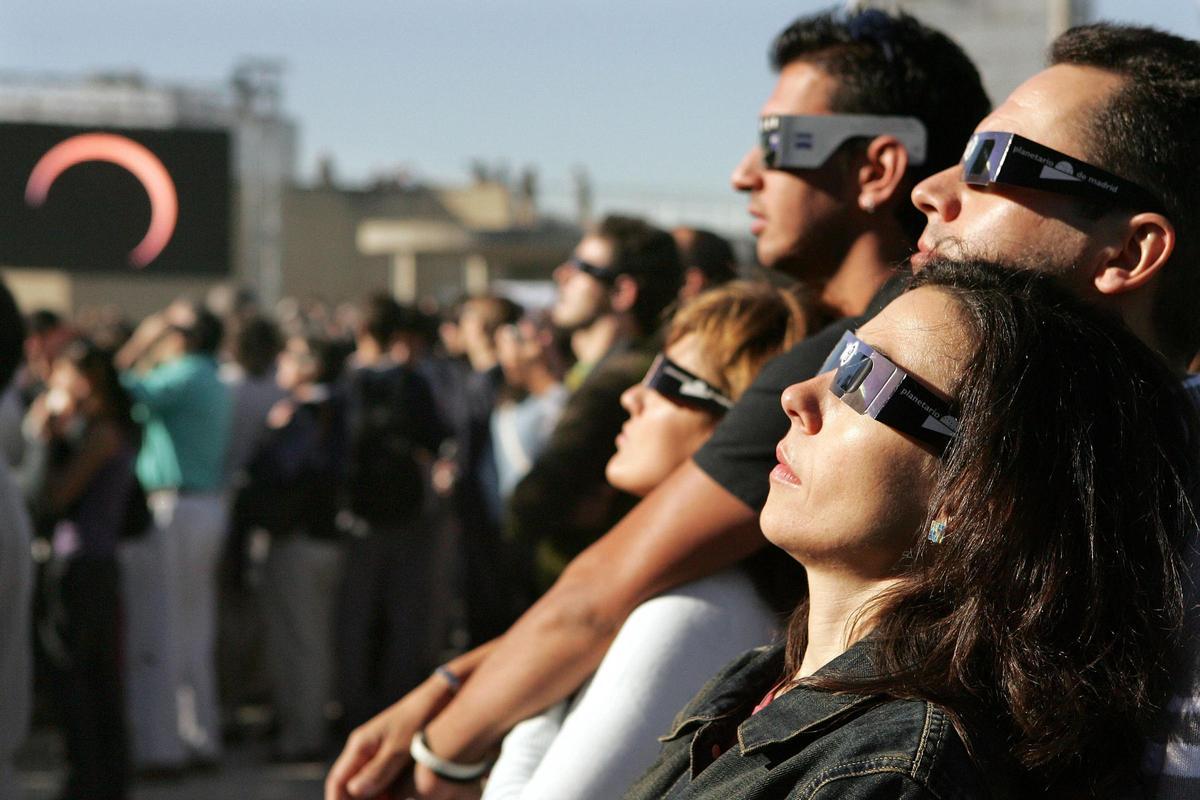 Imagen de archivo de personas observando desde el Planetario de Madrid un eclipse anular de sol. EFE/Fernando Alvarado