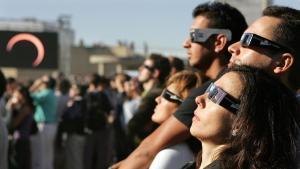 Imagen de archivo de personas observando desde el Planetario de Madrid un eclipse anular de sol. EFE/Fernando Alvarado
