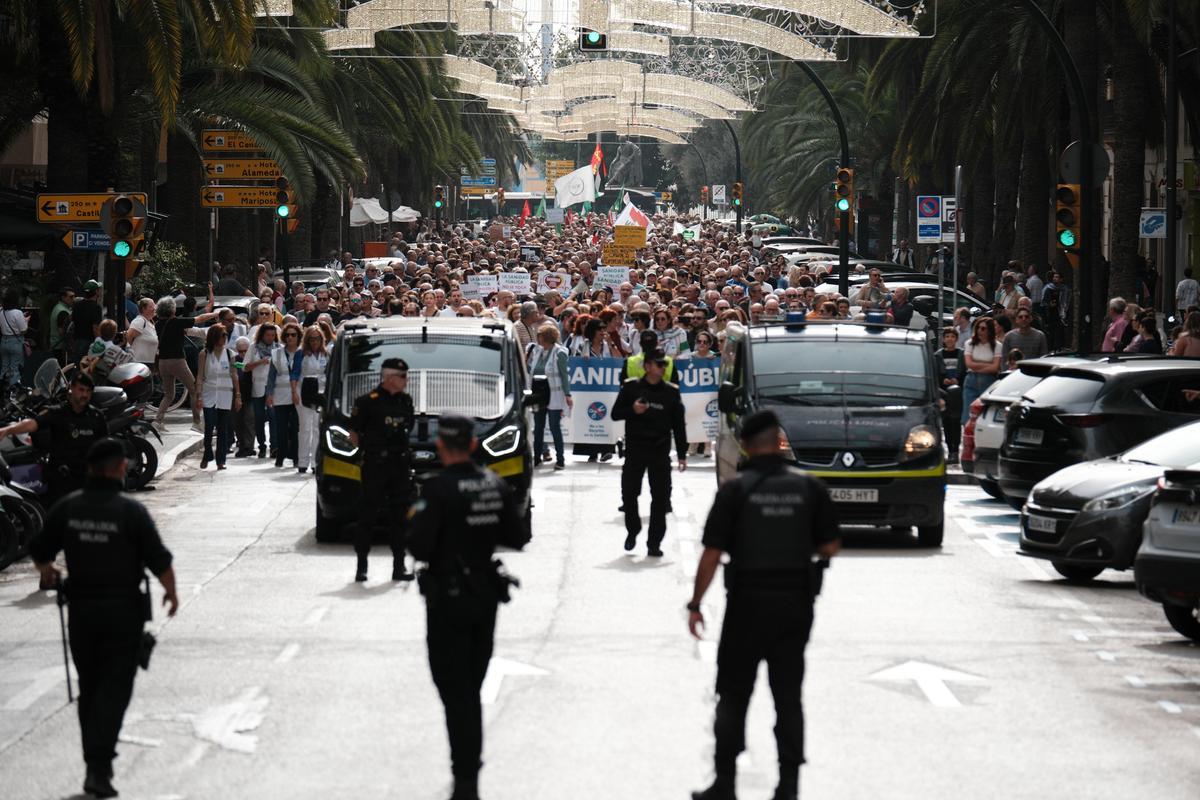 Manifestación en defensa de la sanidad pública convocada por la Marea Blanca