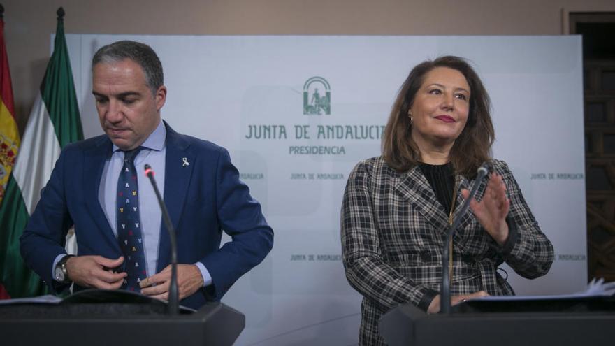 Rueda de prensa posterior al Consejo de Gobierno de Andalucía. Comparecen el Consejero de Presidencia, Elías Bendodo (i) y la consejera de Agricultura, Carmen Crespo (d)