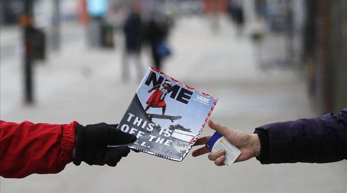 zentauroepp42452560 a street vendor hands out the iconic british music paper new180316165340