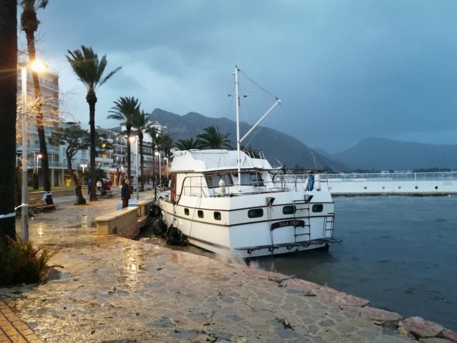 Sturmtief Gloria auf Mallorca: gestrandete Boote in Port de Pollença