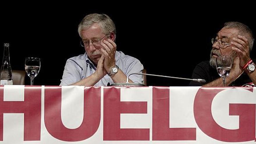 Los secretarios generales confederales de CC OO y UGT, Ignacio Fernández Toxo (izq.) y Cándido Méndez (dcha.), en una asamblea celebrada ayer en Málaga.