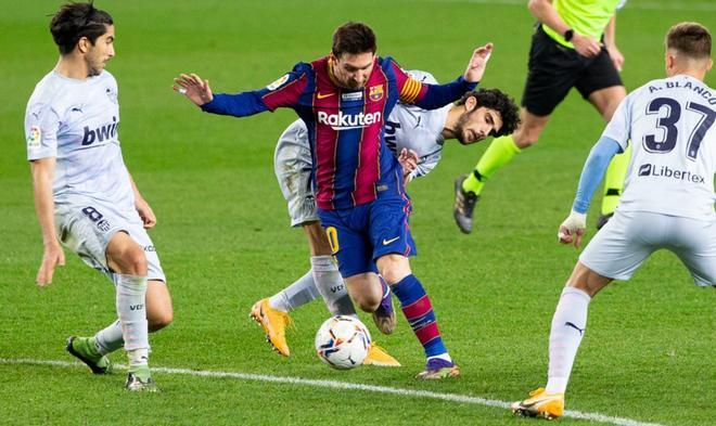 Las imágenes del partido entre el FC Barcelona y el Valencia correspondiente a la jornada 14 de LaLiga Santander disputado en el Camp Nou.