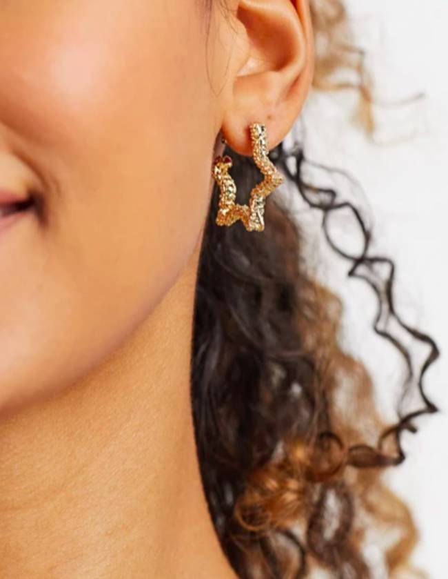 Pendientes dorados con forma de estrella y acabado texturizado de Whistles