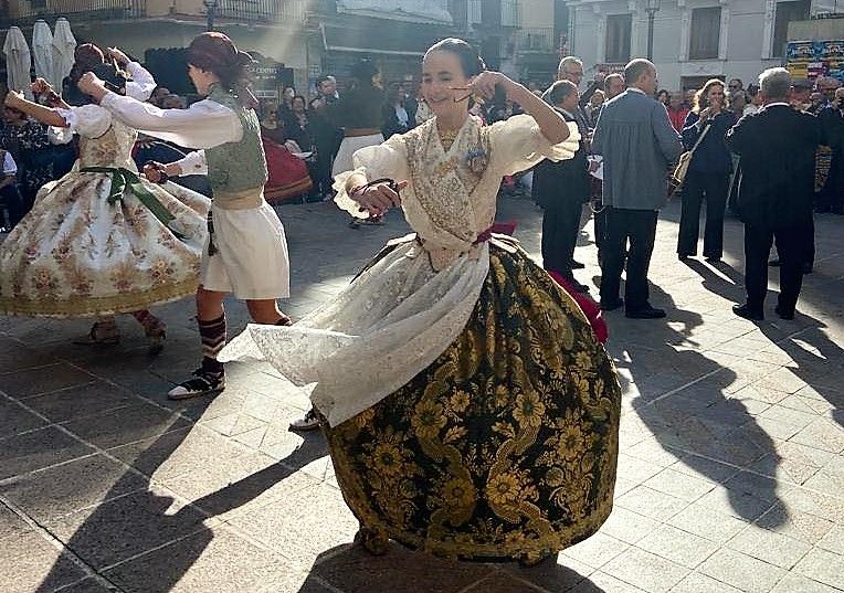 Doctor Collado reúne a falleras mayores infantiles de València en la "dansà"