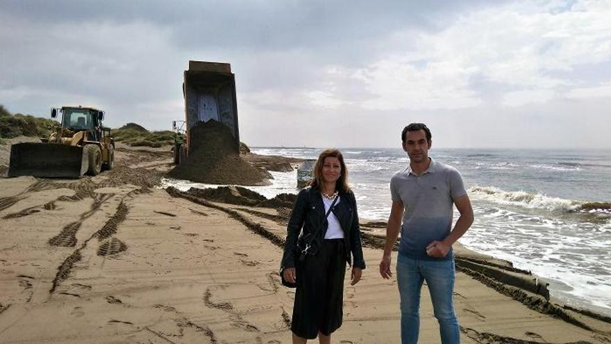 Los ediles de IU Victoria Morales y Miguel Díaz, junto a las obras de regeneración de playas.