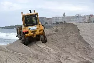 Retirada de la duna de Riazor en la antesala de la temporada de baño de 2024
