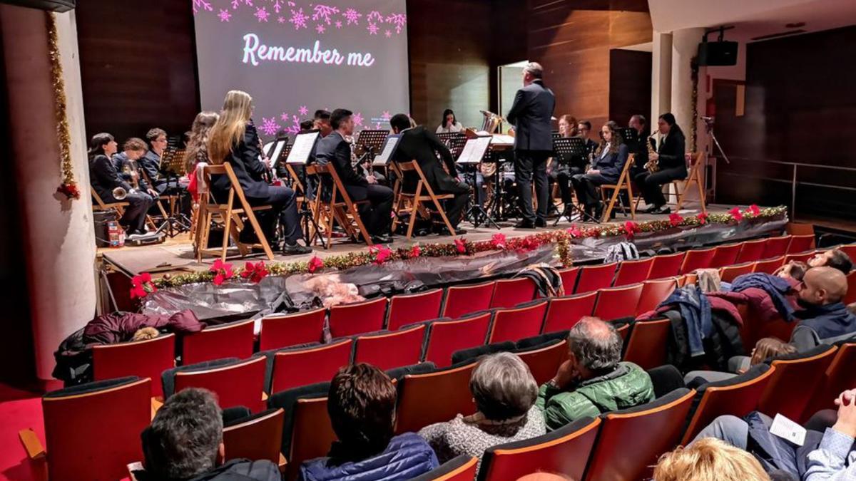 Un concierto navideño de la Banda Artística de Bueu. |   // S. ÁLVAREZ