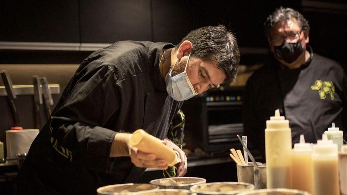 Miguel Ángel Méndez hijo, chef de Ayawaskha, cocina ante la mirada de su padre.