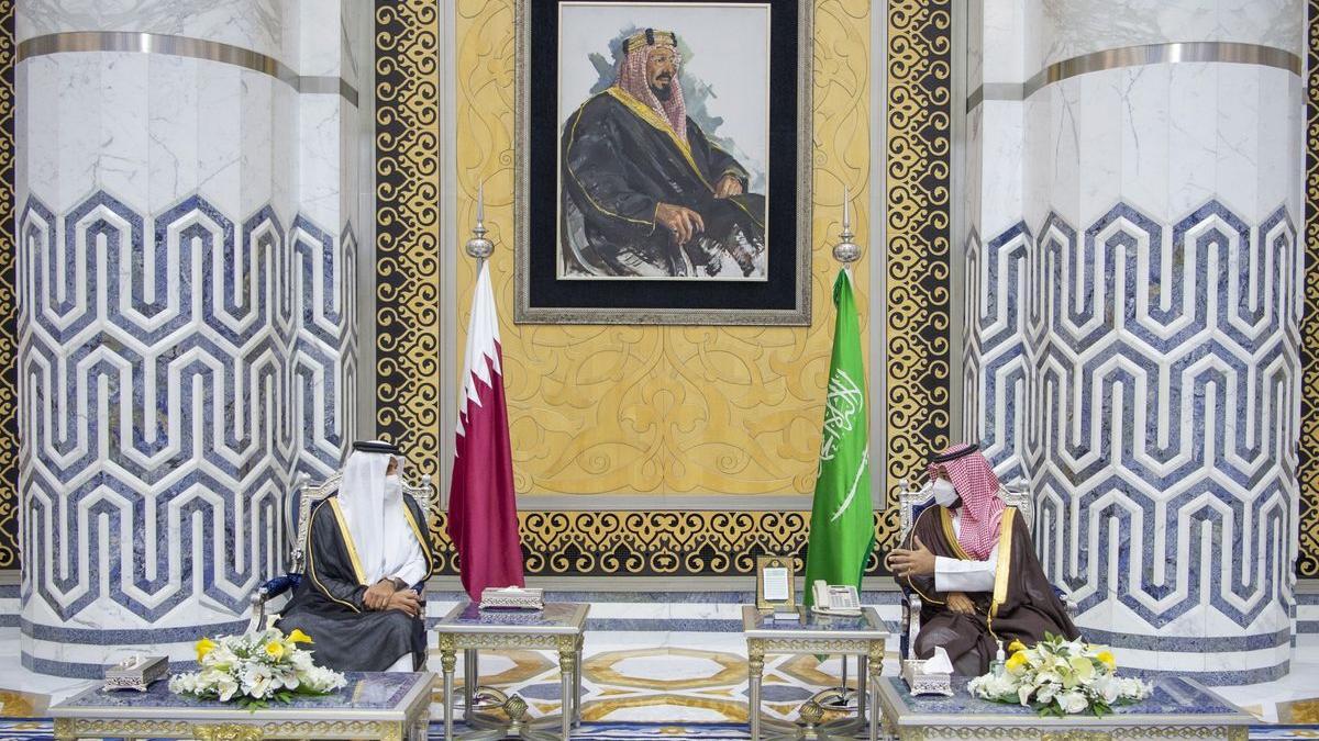 El emir de Catar, Sheikh Tamim bin Hamad al-Thani, en una vista a Jeddah, junto al príncipe heredero de Arabia Saudí, Mohammed Bin Salman.
